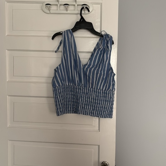 Old Navy Blue Sleeveless Crop Tank Top - Picture 3 of 4